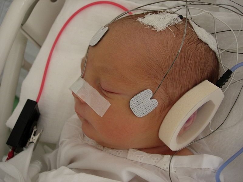 bebe escuchando música 3