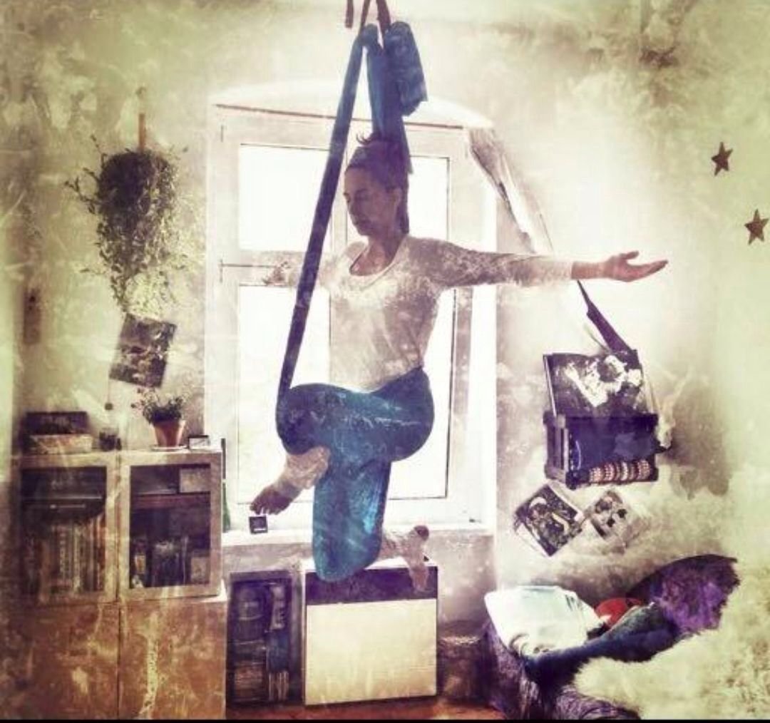 Sandra realizando la oruga, su asana favorita -aerial yoga. 