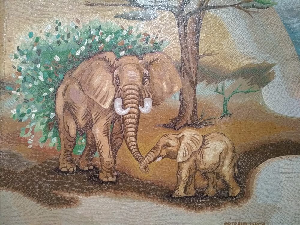 Mosaico del Tierpark en Berlín y el Sol que ingresa en Capricornio.