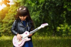 Jupiter en Acuario 2020 — 2021. Críos con chaqueta de cuero y guitarra eléctrica.