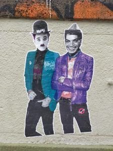 De paseo por el barrio de Neukölln con Chaplin y Cantiflas, a lo Géminis.