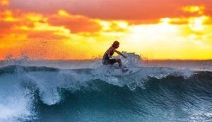 Surfeando juntxs los tiempos locos y las olas cósmicas.